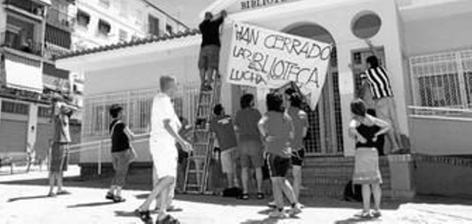 Algunos de los usuarios colocaron ayer por la mañana una pancarta a modo de protesta por la clausura de la biblioteca.