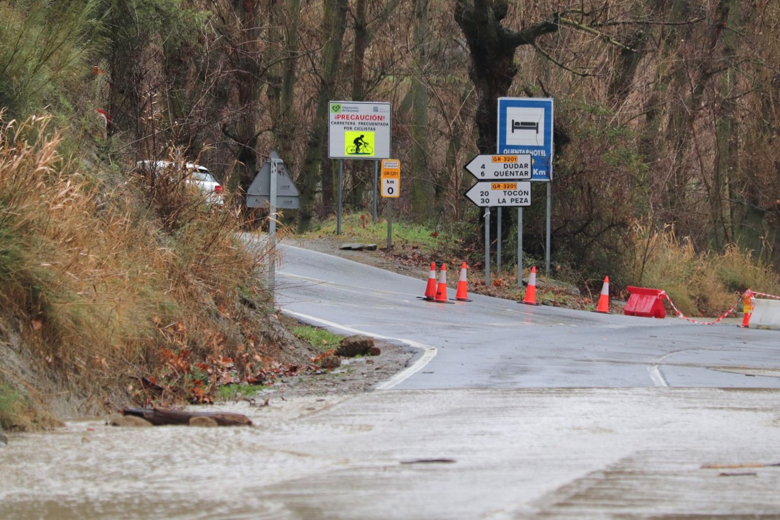 Todas las fotos de la borrasca Leonardo y sus incidencias en Granada: desprendimientos, ríos desbordados y lluvia