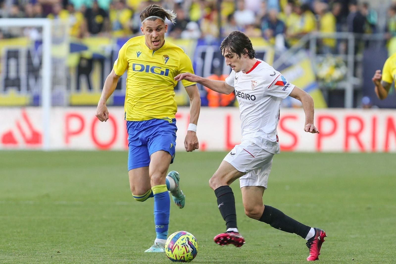 Iván Alejo disputa un balón con el Cádiz contra Bryan Gil.