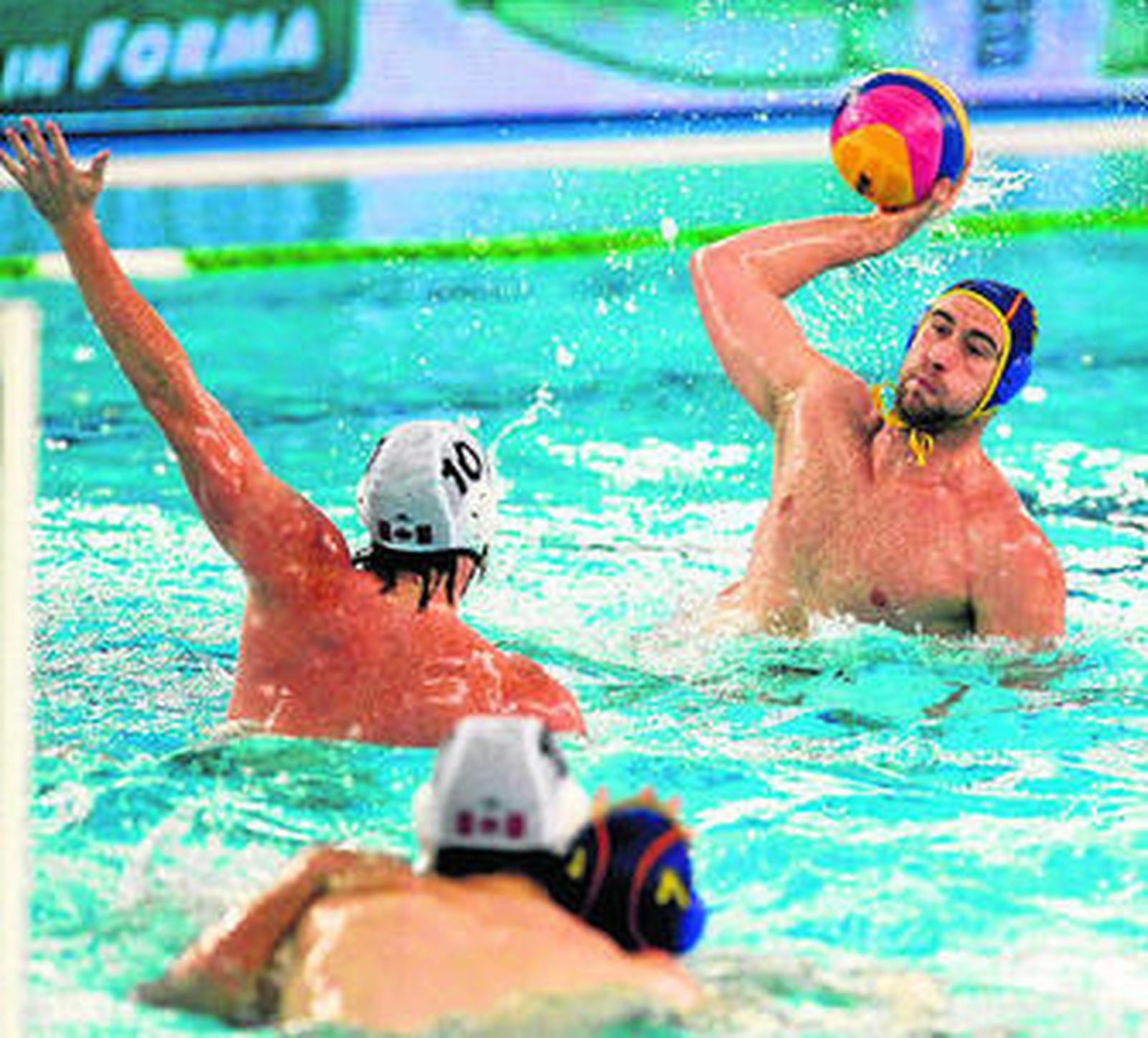 Guillermo Molina intenta el lanzamiento a portería.