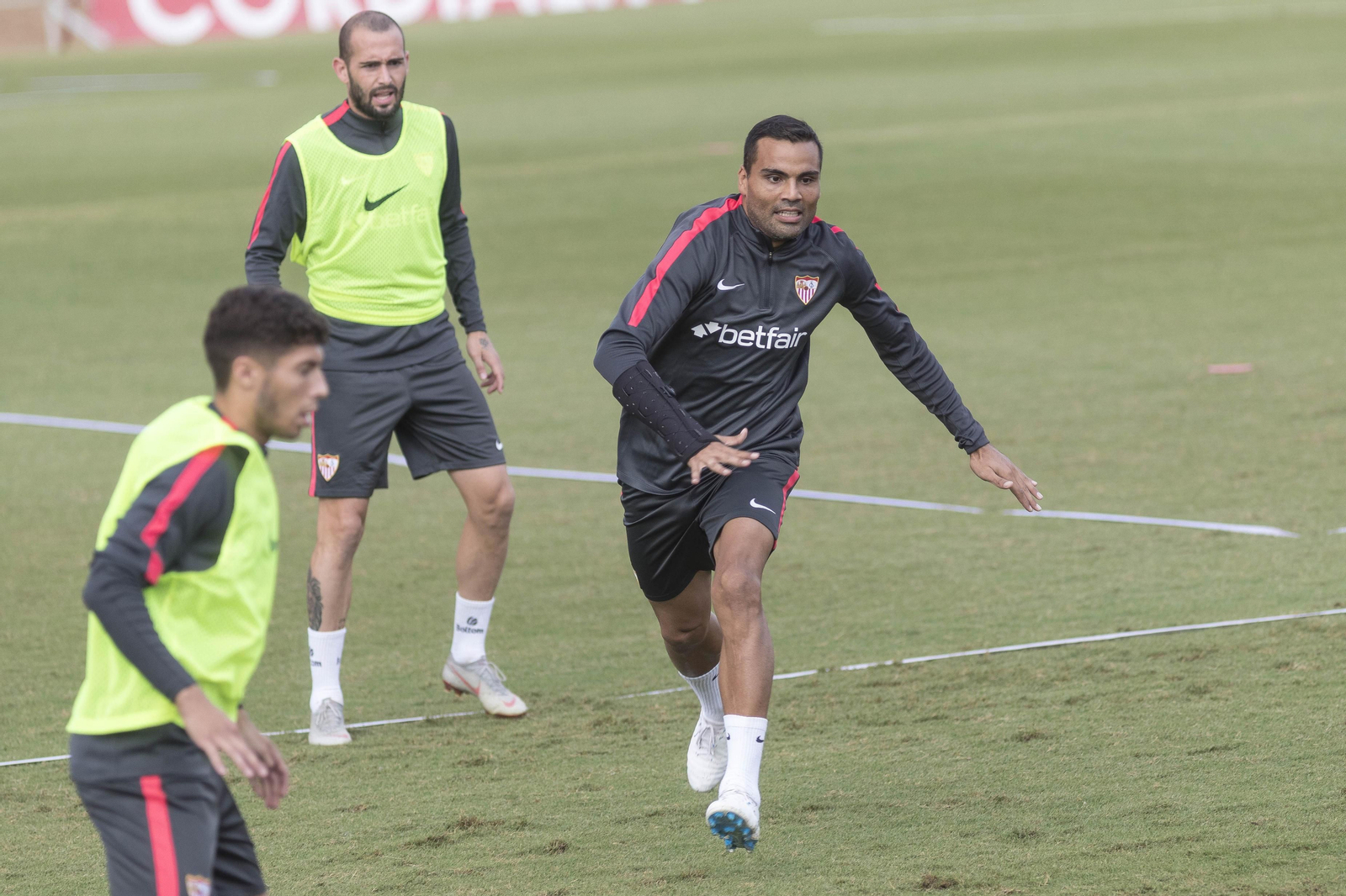 Aleix Vidal y Mercado son dos de los jugadores que pueden ser titulares ante el Akhisarspor.