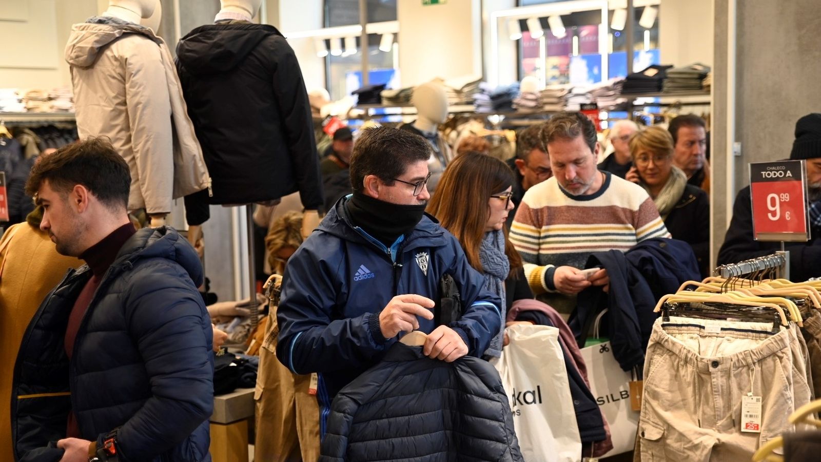 Varias personas en el interior de una tienda de Córdoba.