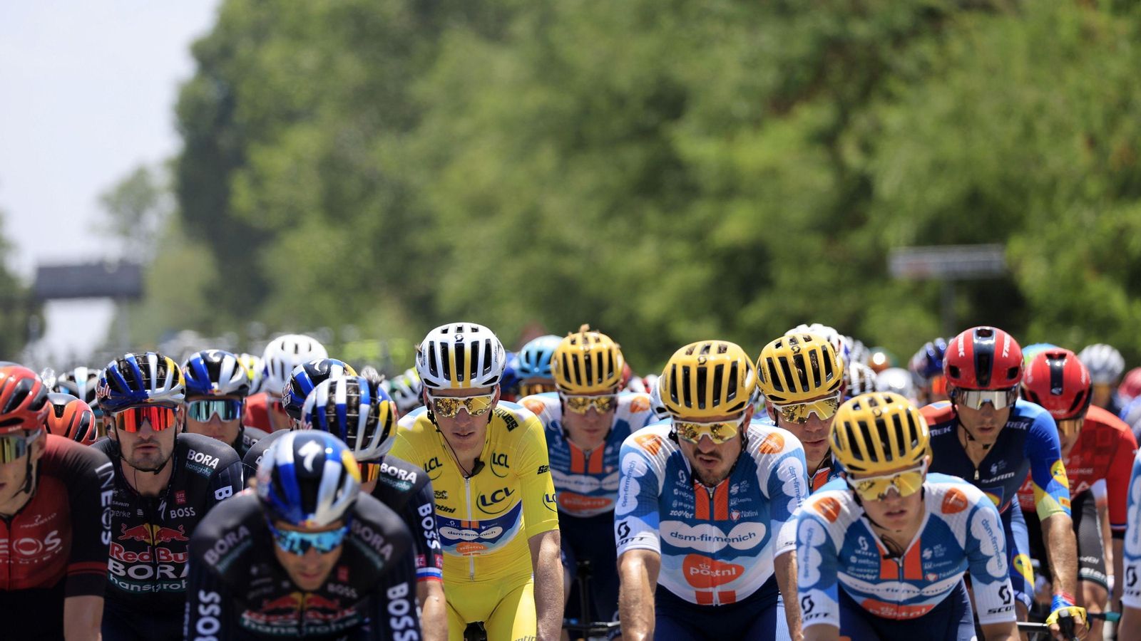 El francés Romain Bardet protegido por el pelotón durante la segunda etapa. El francés Romain Bardet protegido por el pelotón durante la segunda etapa.