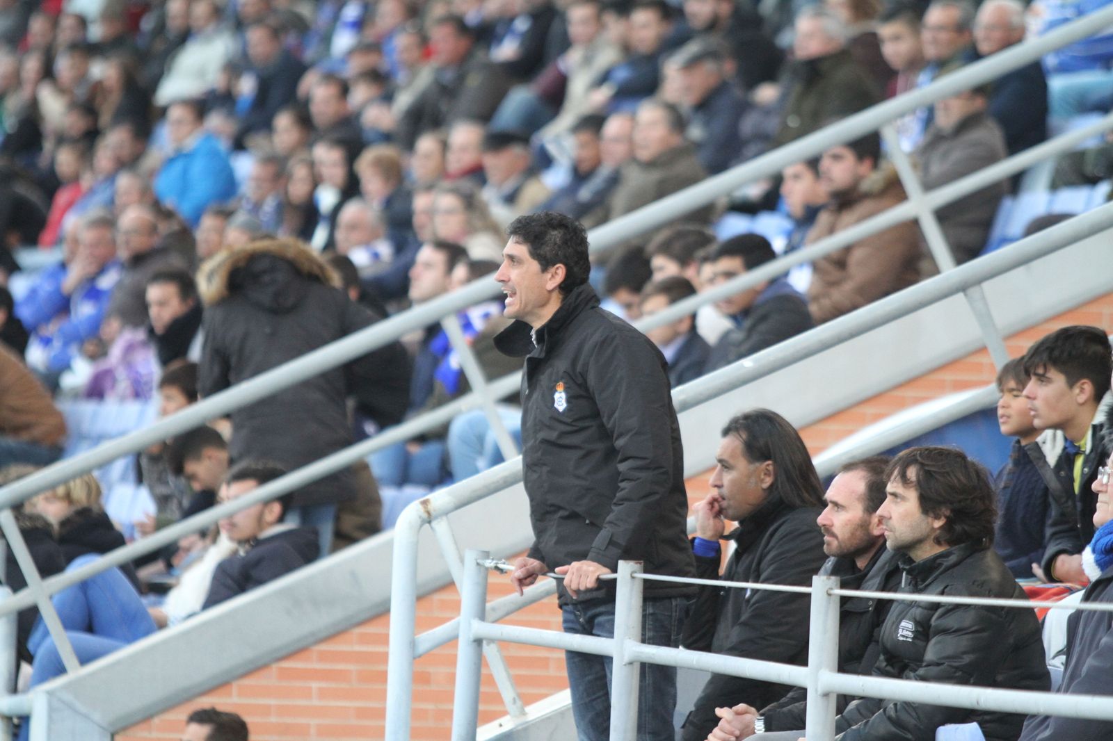 Juan Manuel Pavón da instrucciones a los suyos desde la grada.