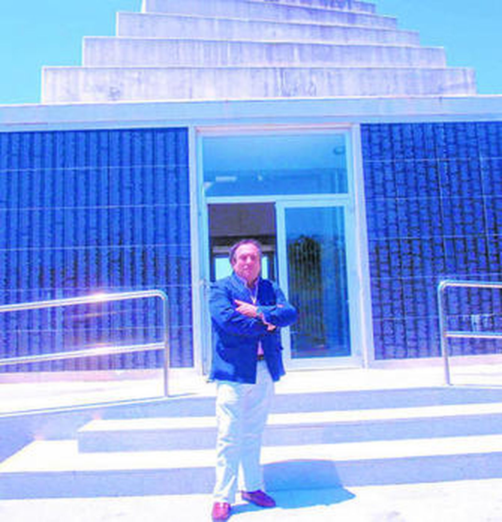 El presidente de Cemabasa, José Manuel Lechuga, ante la pirámide funeraria del mancomunado de Chiclana.
