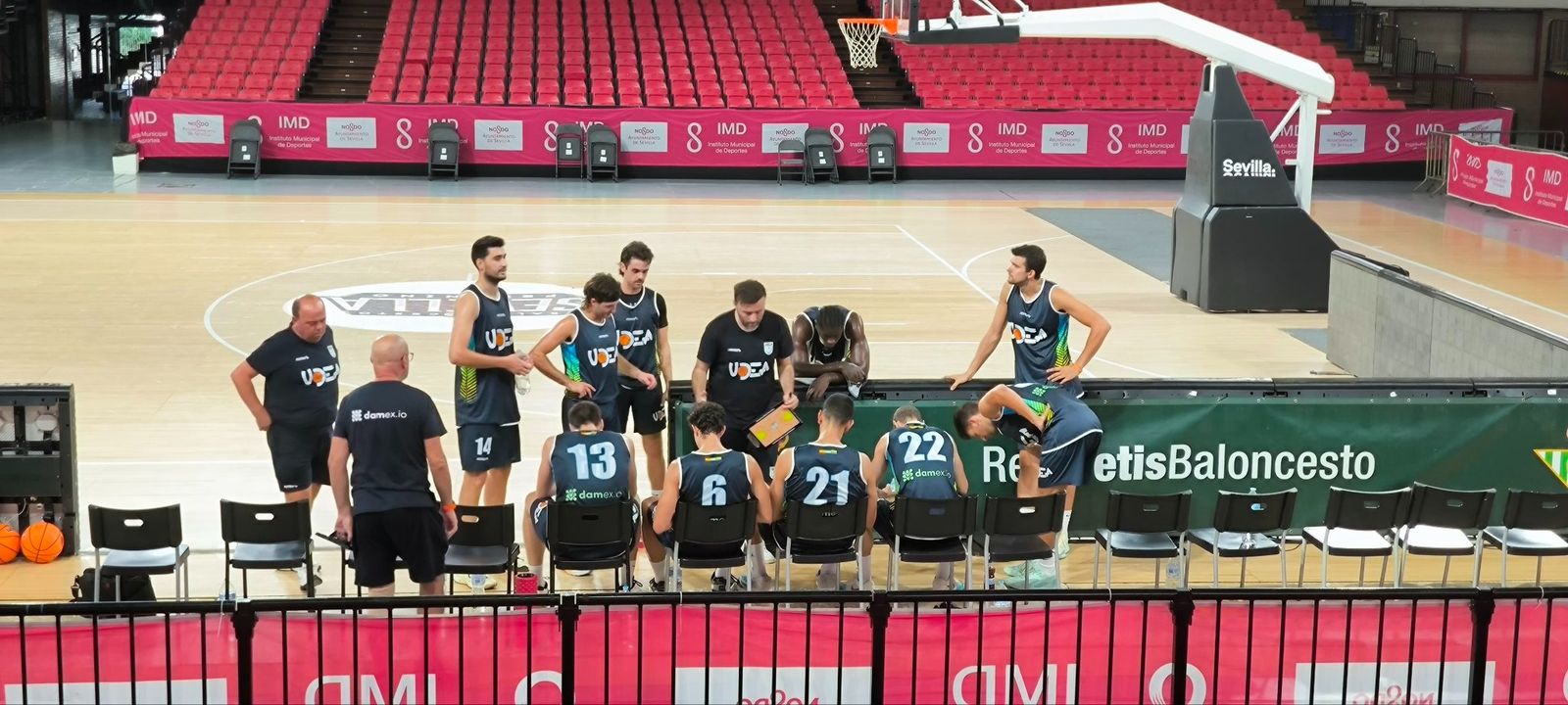 Udea, durante un tiempo muerto, en el amistoso jugado en Sevilla.