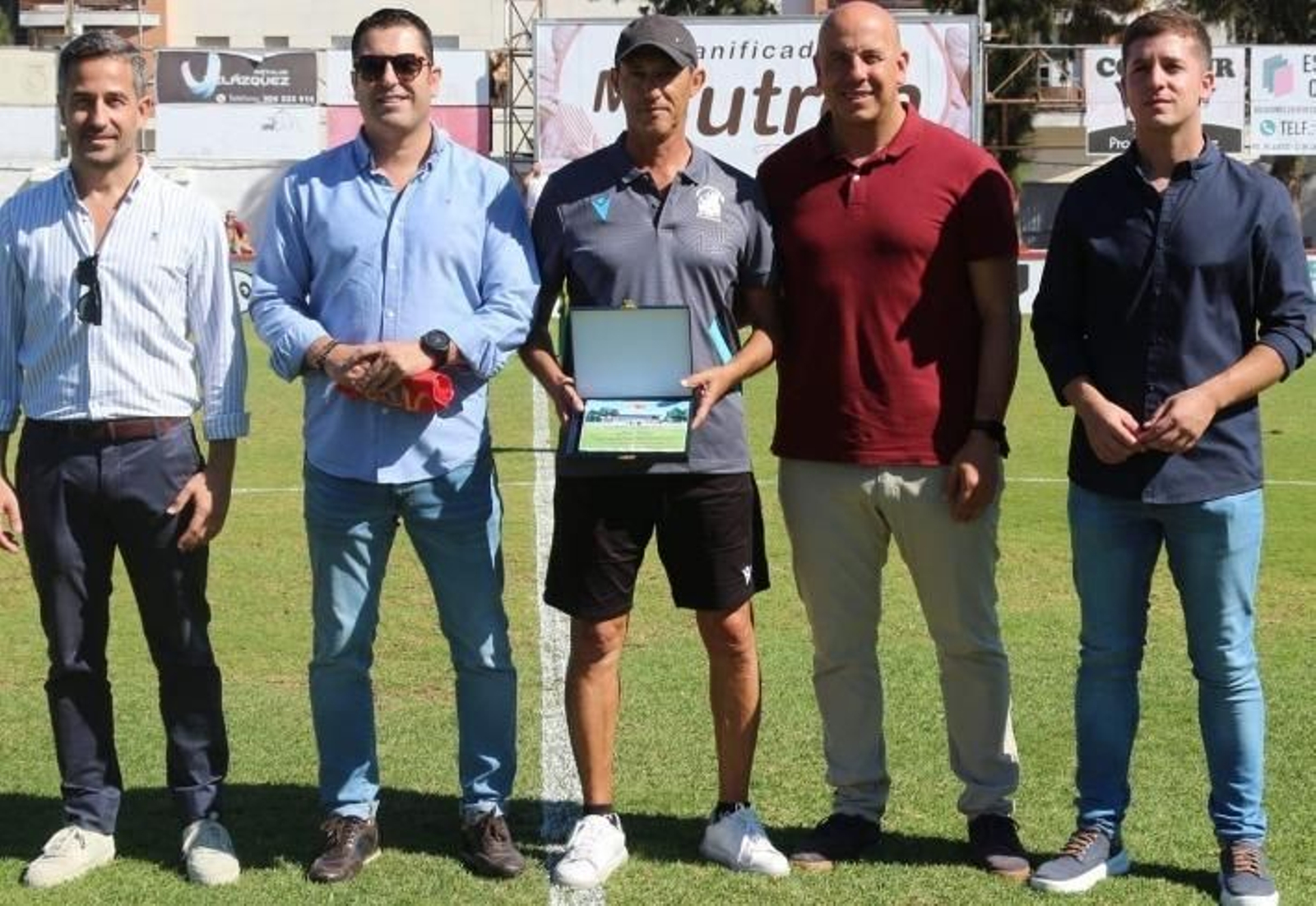 Pepe Núñez (en el centro), durante el tributo que le brindó la entidad chiclanera.