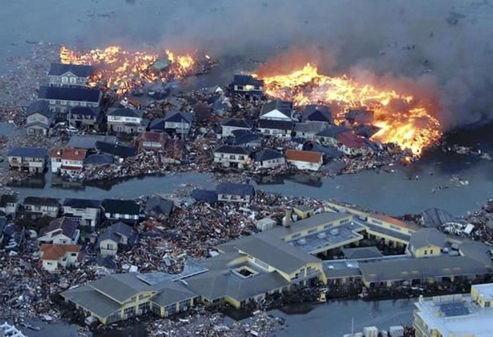 Las casas se inundan tras el fuerte 'tsunami' en Japón.

Foto: STR