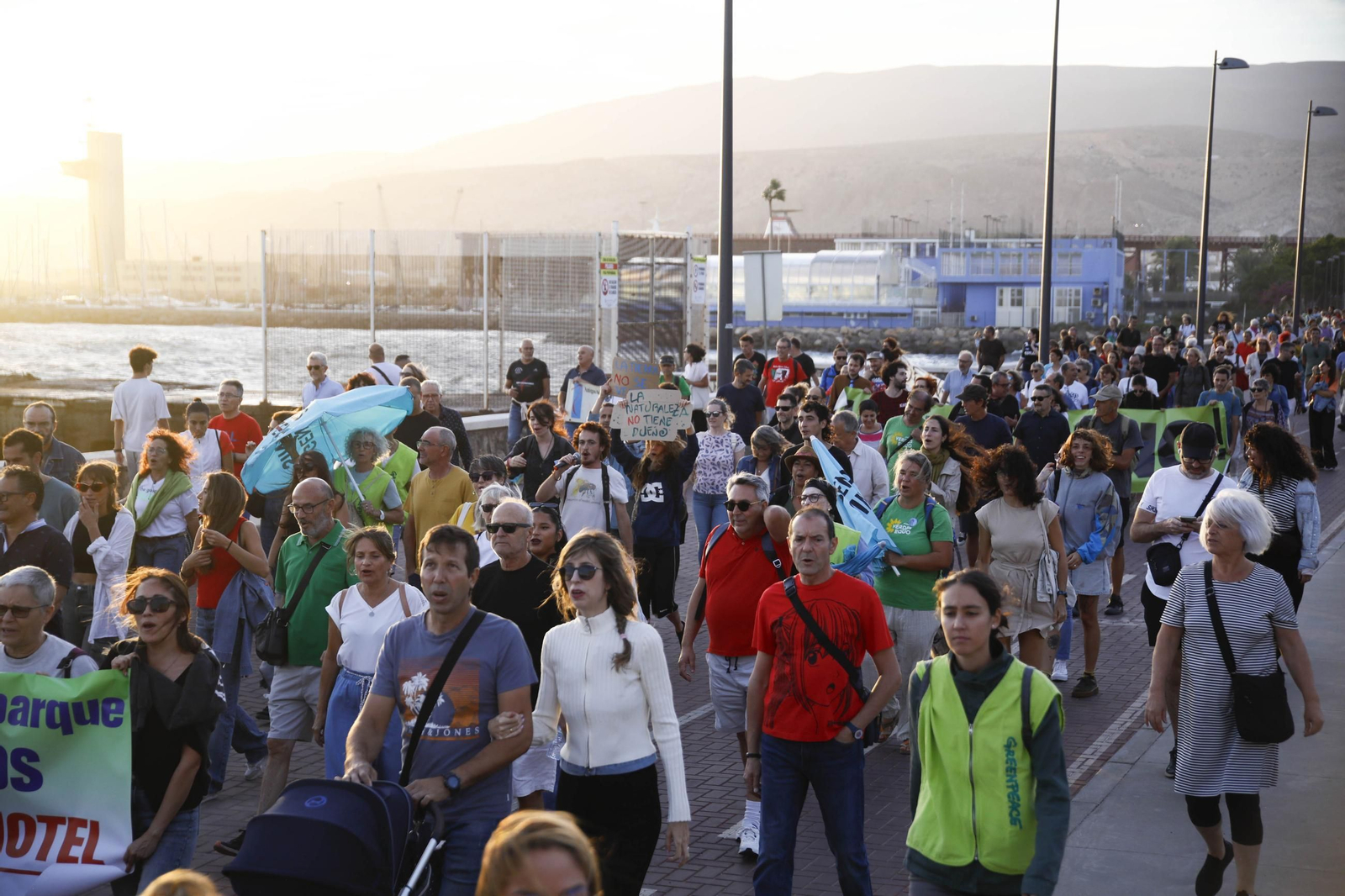 La manifestación "Genoveses sin hotel", en imágenes