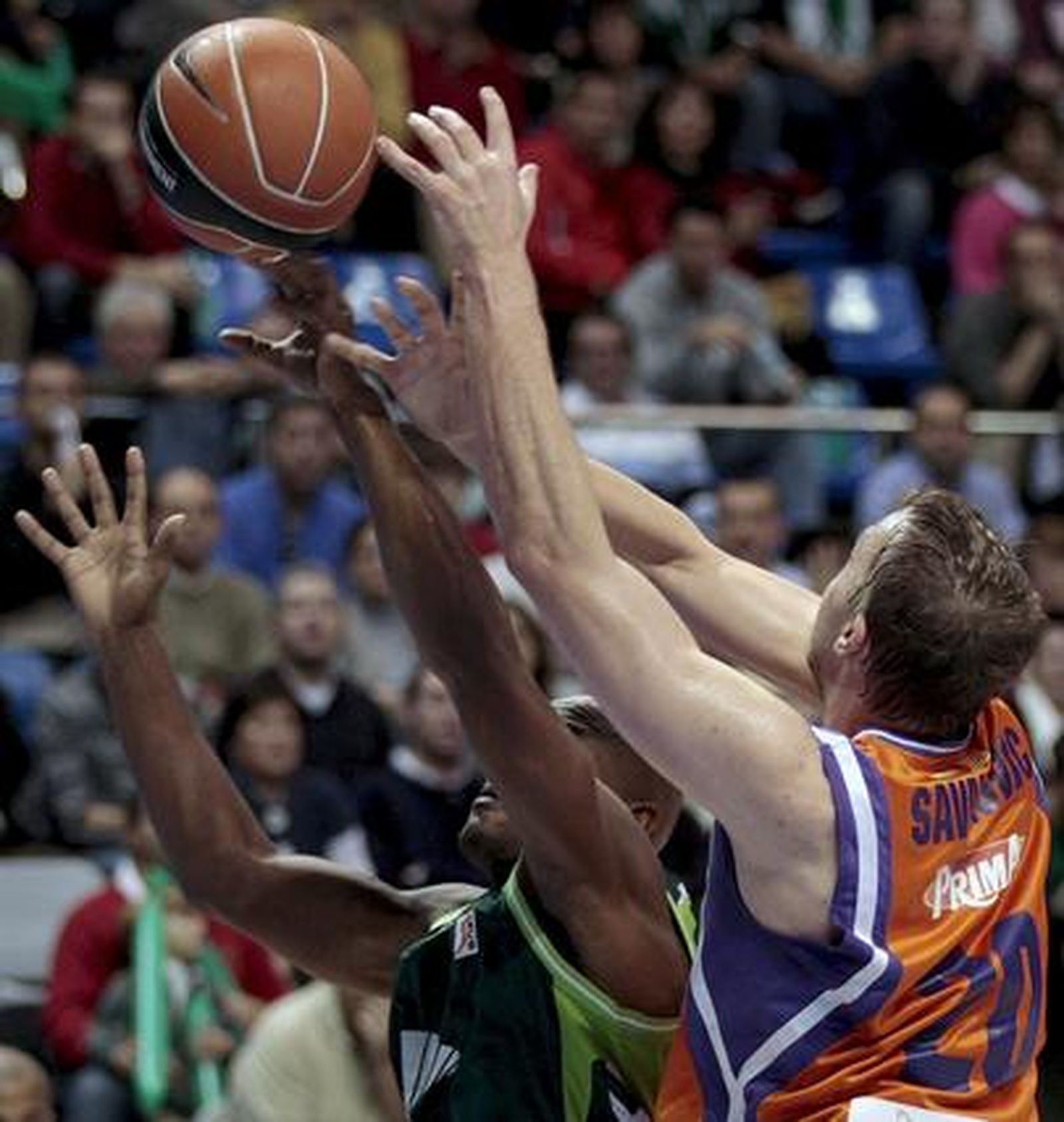 El Unicaja pierde contra el Power Electronics (64-70) y se aleja de la Copa del Rey

Los de Aíto lo intentaron hasta el final, pero la precipitación y el mal día en los tiros decantaron el encuentro para los valencianos.

Foto: Sergio Camacho / Agencias