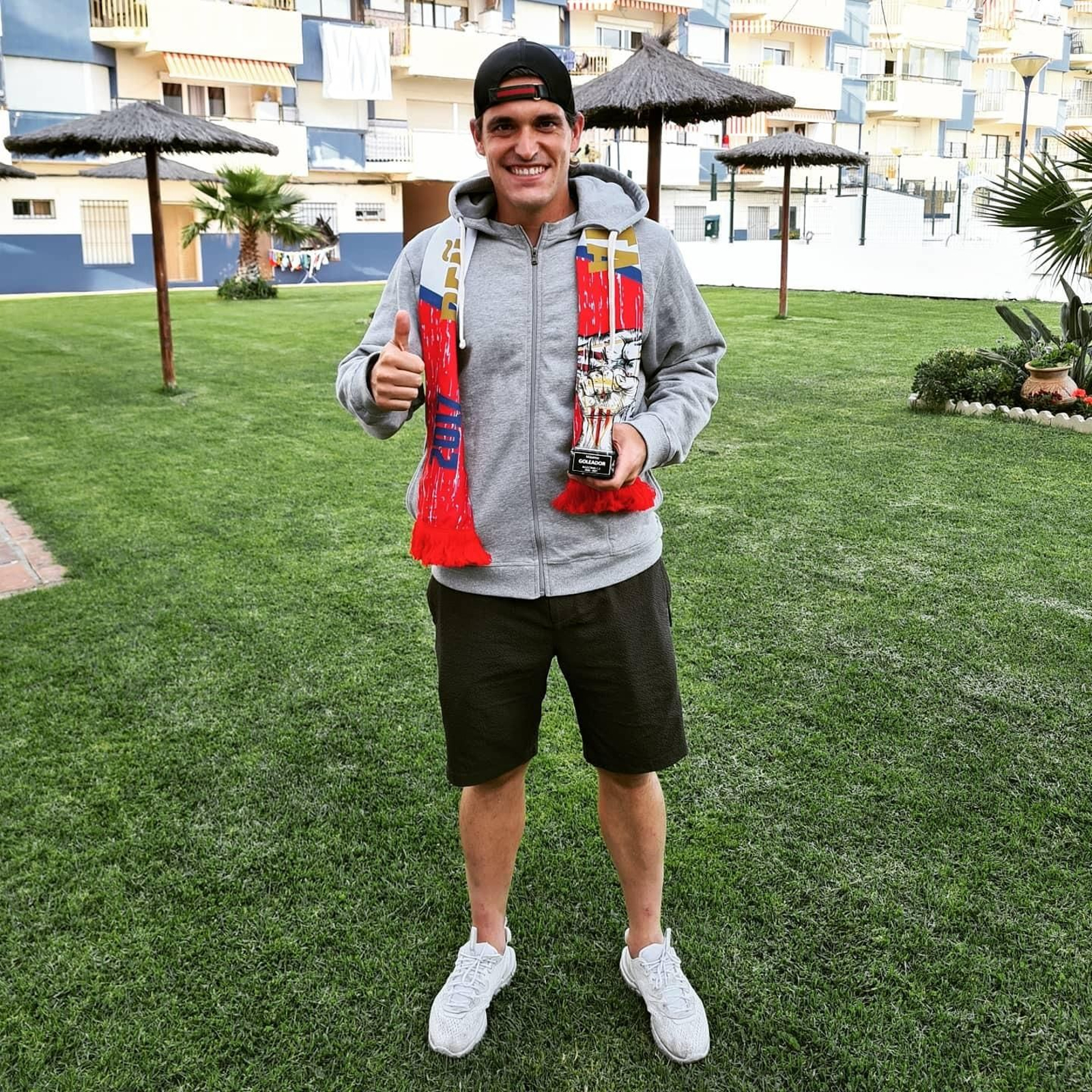 Edu Ubis, con el trofeo de la Peña de Estibadores.