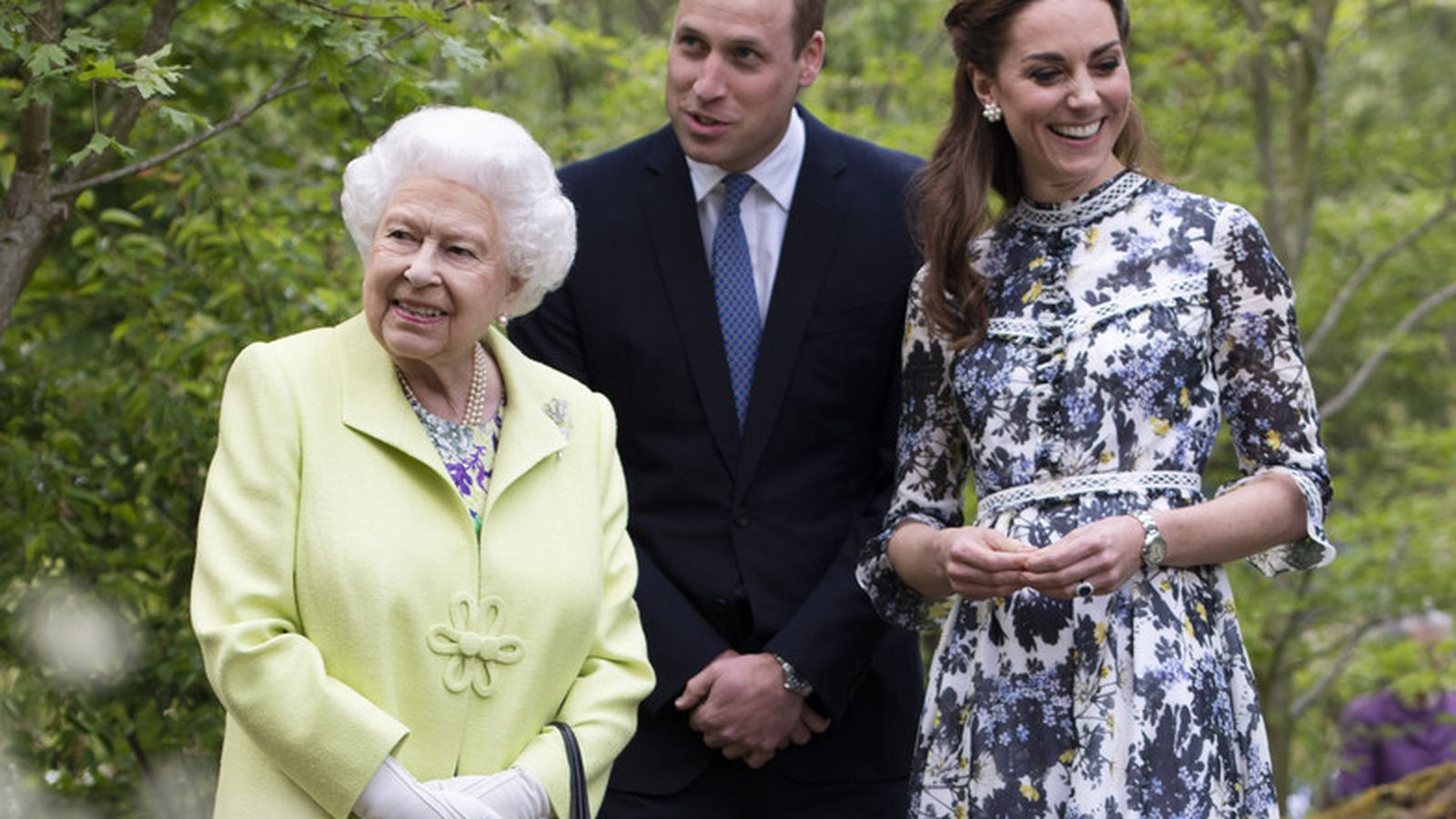 Los duques de Cambridge con la monarca británica.