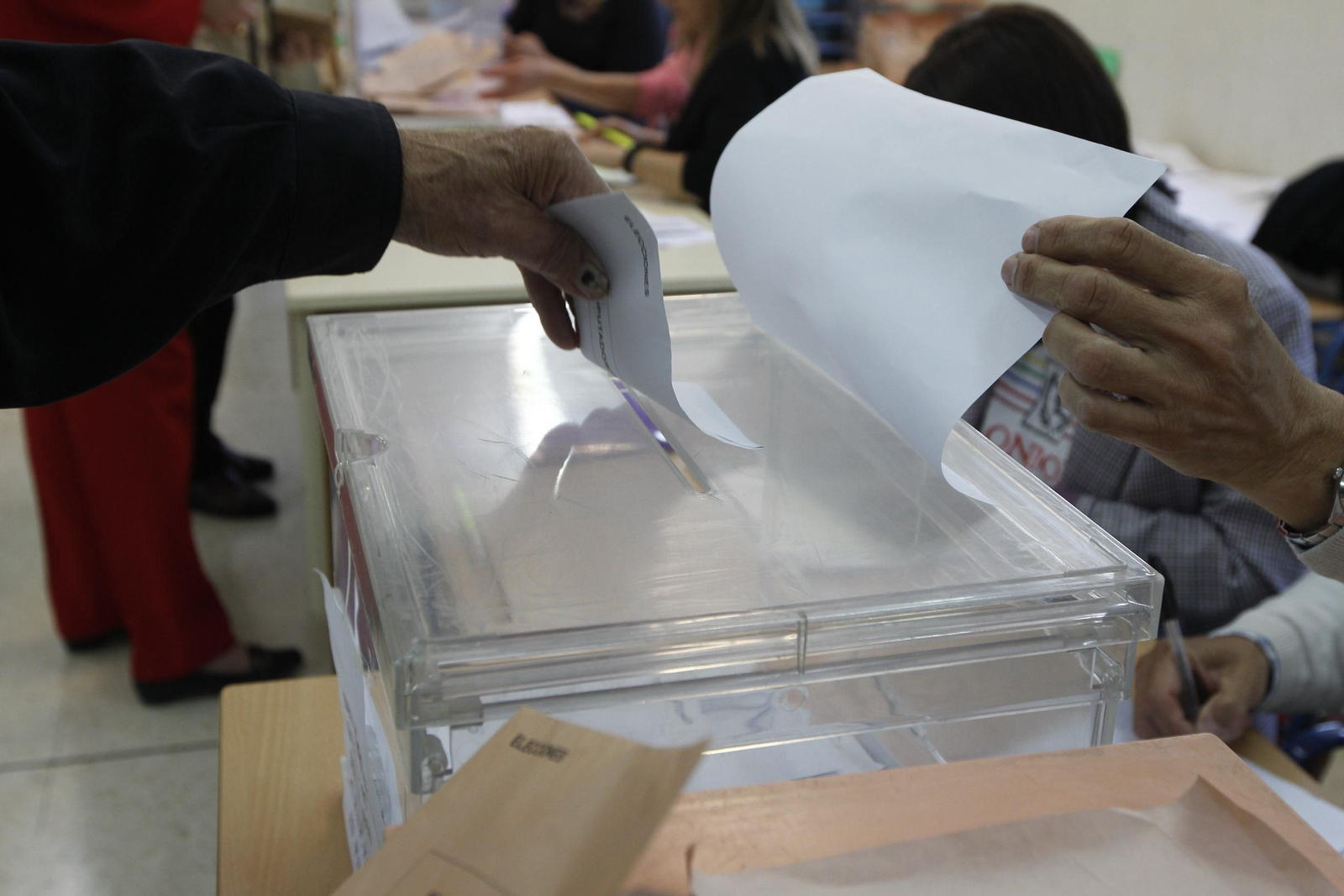 Un ciudadano emitiendo su voto.
