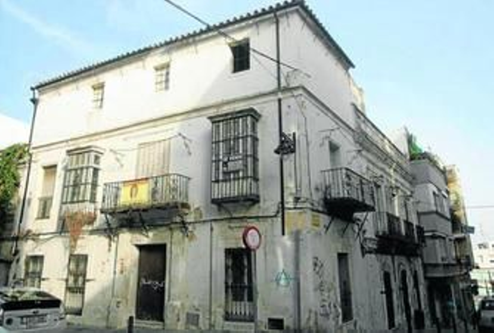 Detalle de la fachada barroca con pilastras que flanquean la puerta principal.