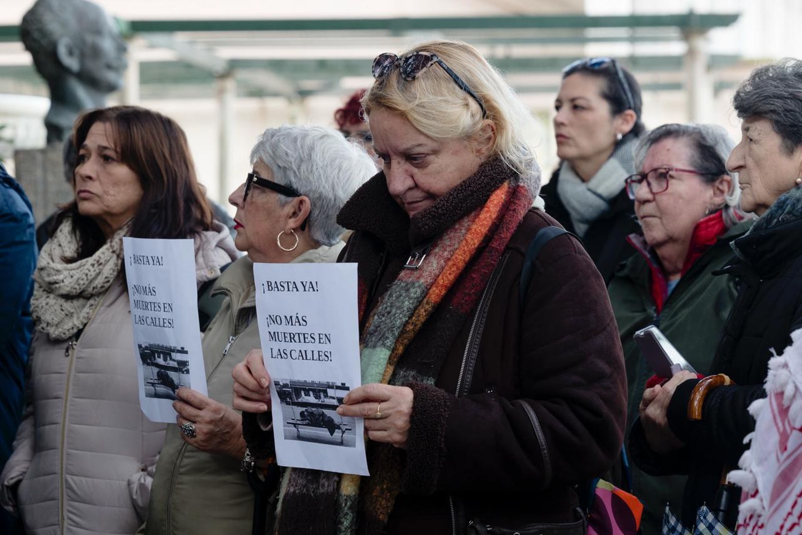 Un momento de la concentración en memoria de la última pesonas sin hogar fallecida en la calle.