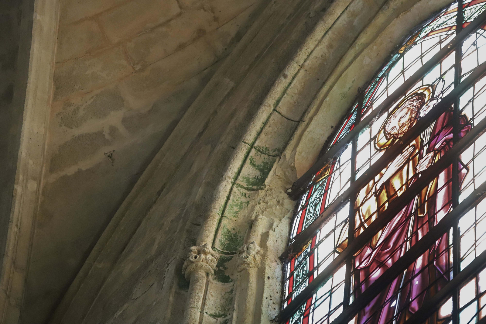Fotos de los daños en las vidrieras de la iglesia de San Mateo, en Tarifa