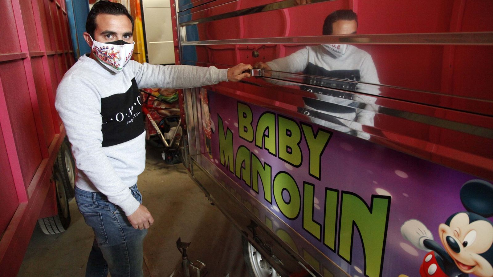 Sergio Manzano junto a una de sus atracciones de feria