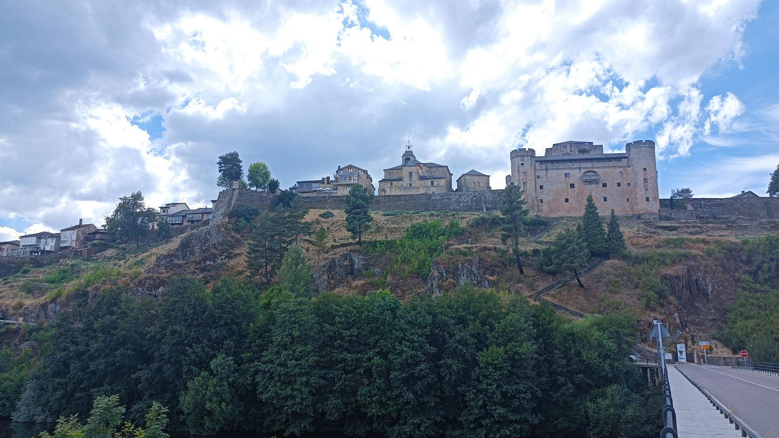 El casco histórico de Puebla de Sanabria está sobre una peña. Hay que cruzar el río Tera por un puente.