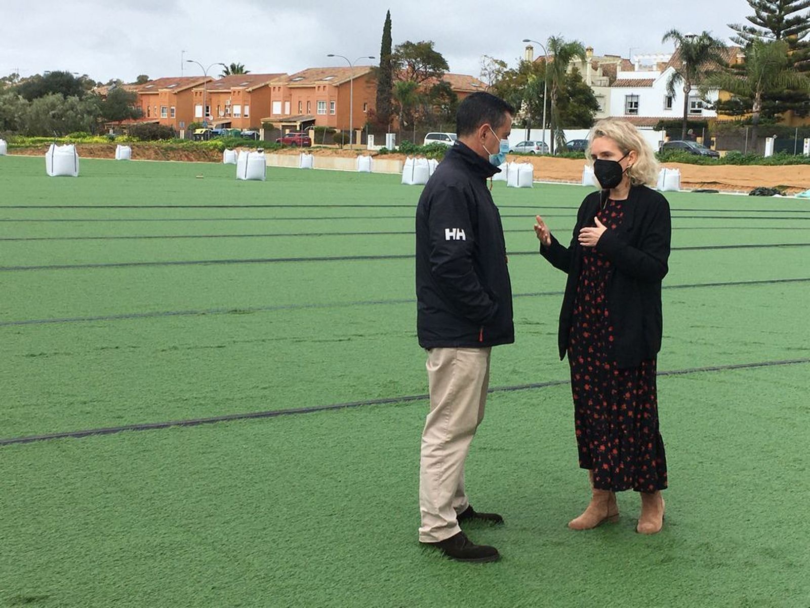 La concejala de Deportes, Lola Campos, con un técnico municipal en las obras.