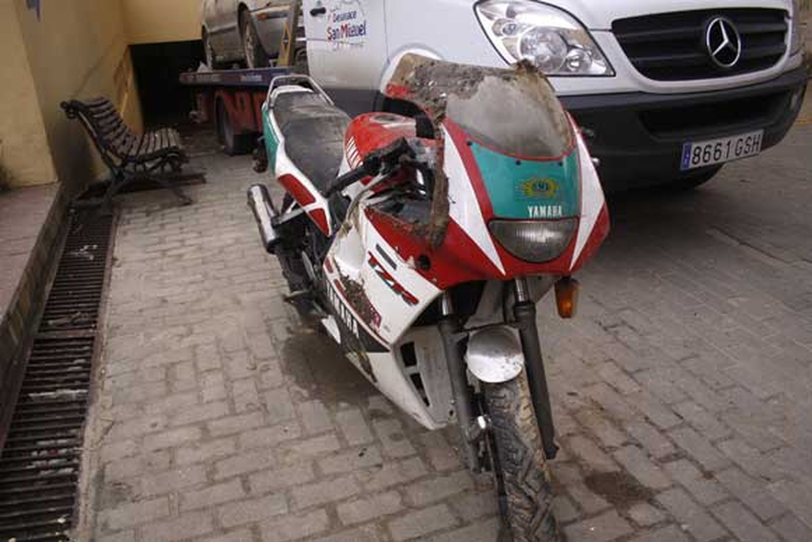 La iglesia está en la fase de recuperación y de valoración de daños. El padre Llanes explica la homilía a viva voz porque los altavoces no funcionan tras la riada./Fotos:Vanessa Pérez

Foto: Vanessa Perez