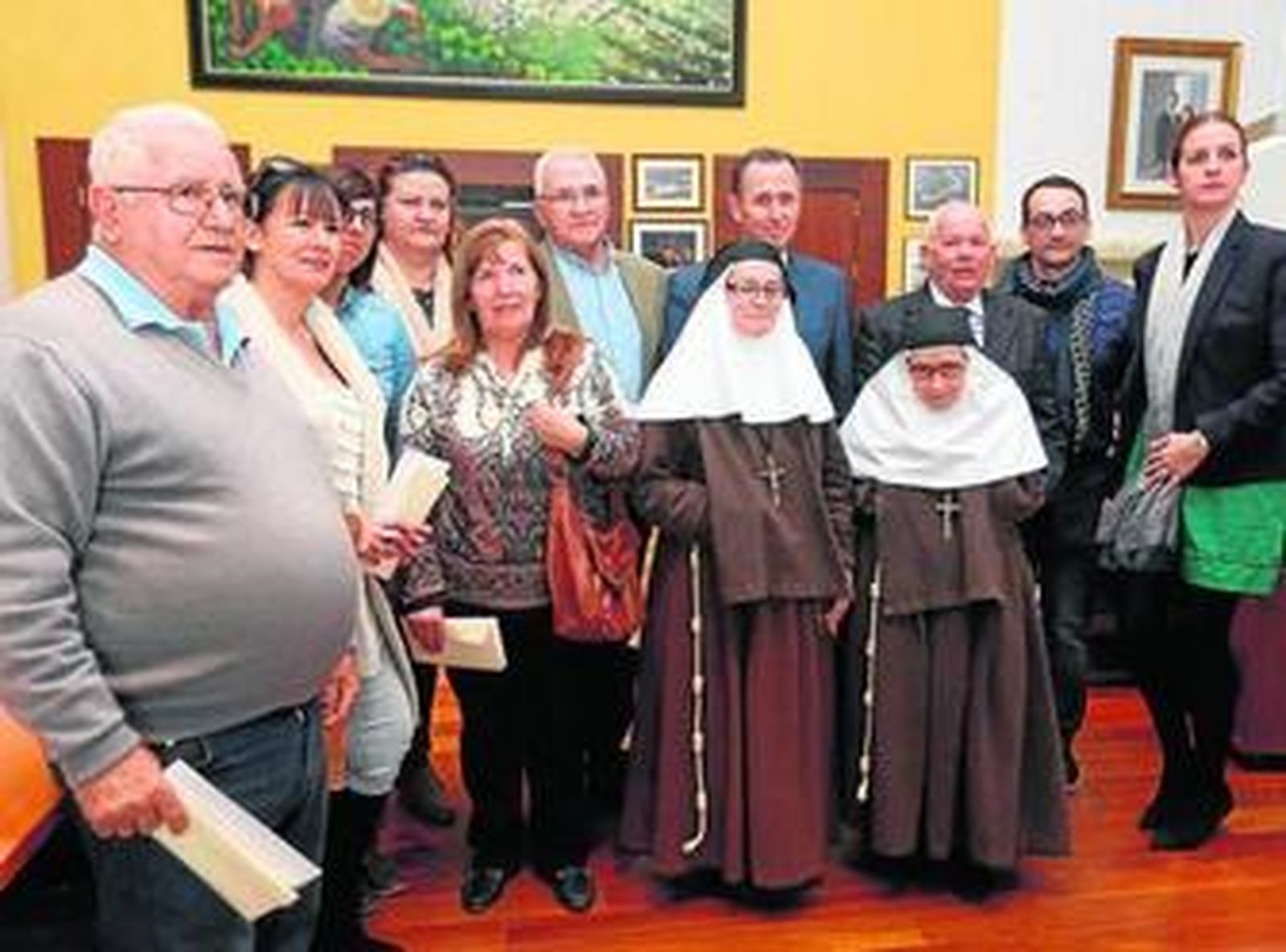 Beneficiarios de las ayudas, ayer en Alcaldía con autoridades municipales.