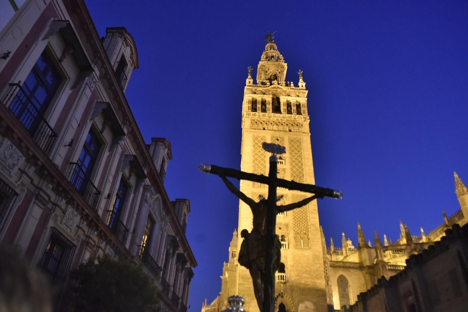 Las imágenes del Vía Crucis de las Cofradías de Sevilla con el Cristo de la Conversión de Montserrat