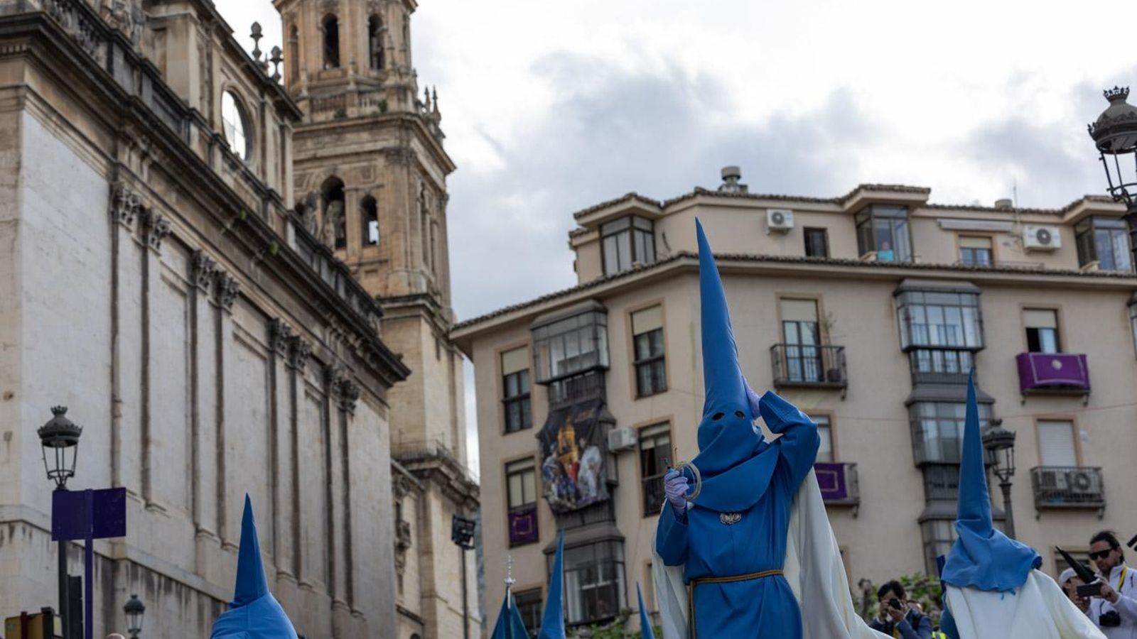 Los cofrades se rinden ante los grandes pasos de misterio del Lunes Santo