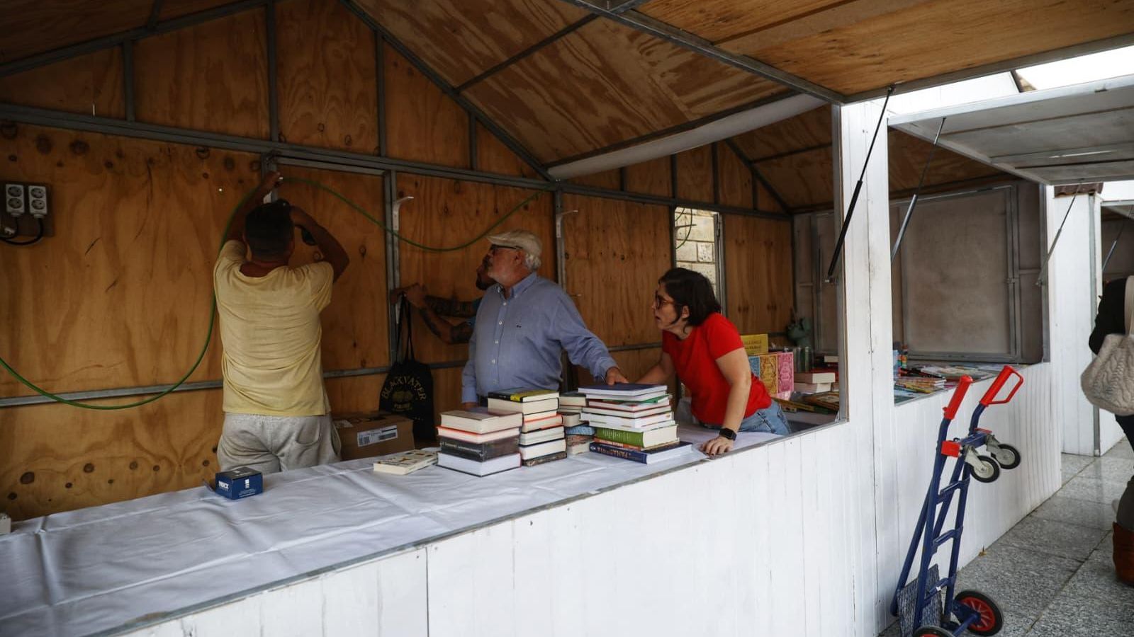 El retraso en el montaje de las casetas impidió celebrar una de las presentaciones previstas.