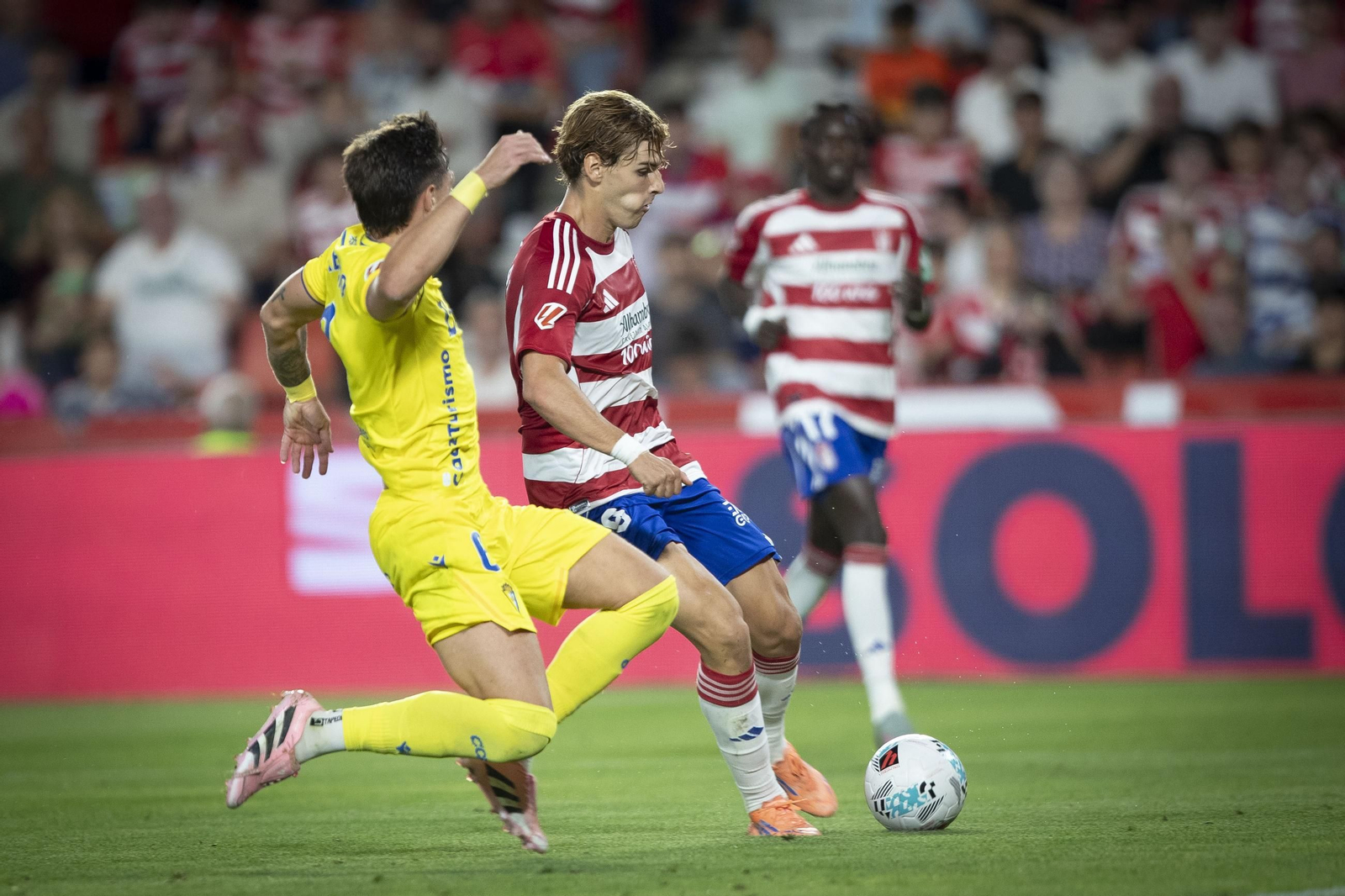 Un lance del partido Granada-Cádiz.