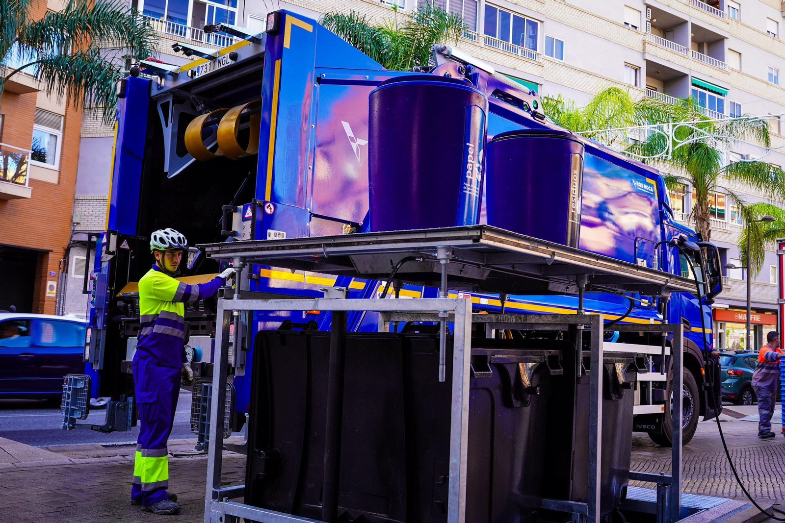 Un operario con los nuevos contenedores soterrados