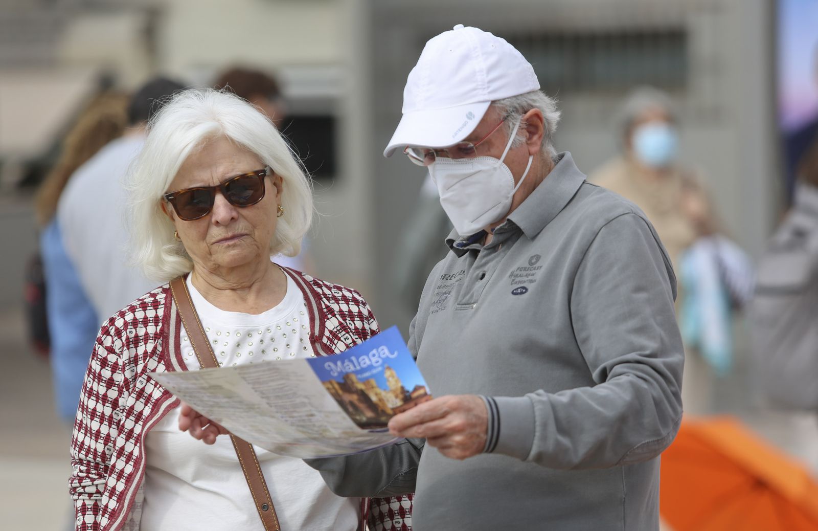 Dos turistas observan un plano de Málaga capital.