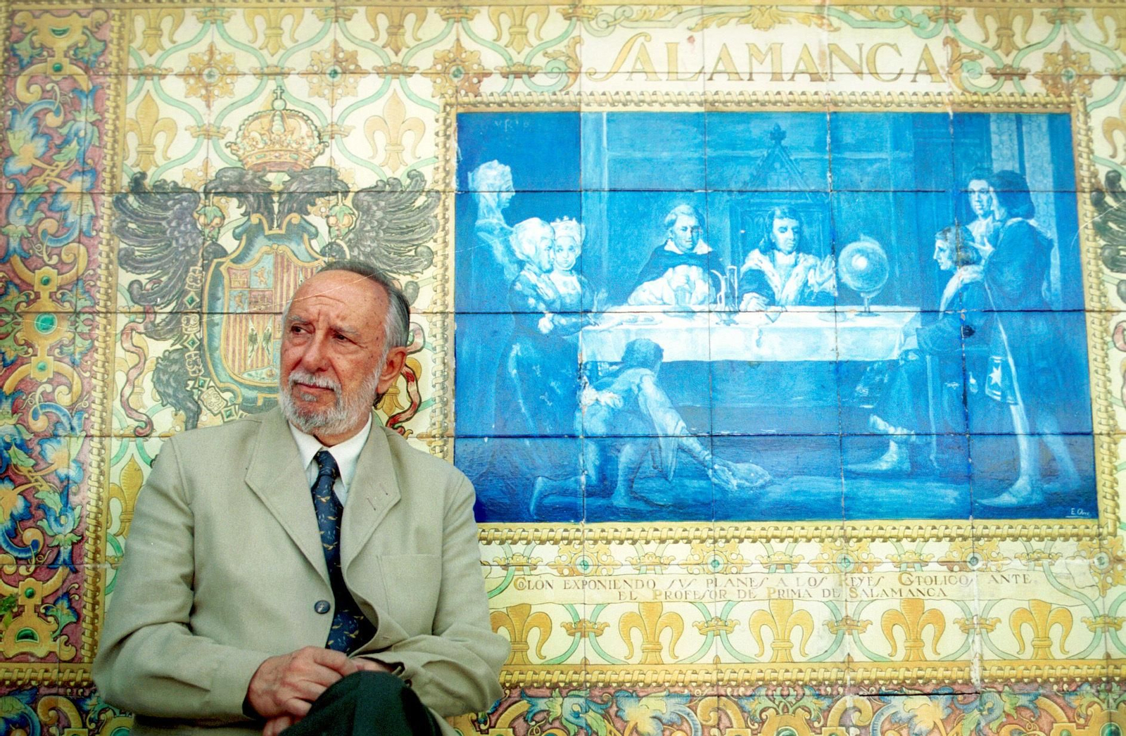Alfredo Flores, en el banco de Salamanca de la Plaza de España. Alfredo Flores, en el banco de Salamanca de la Plaza de España.