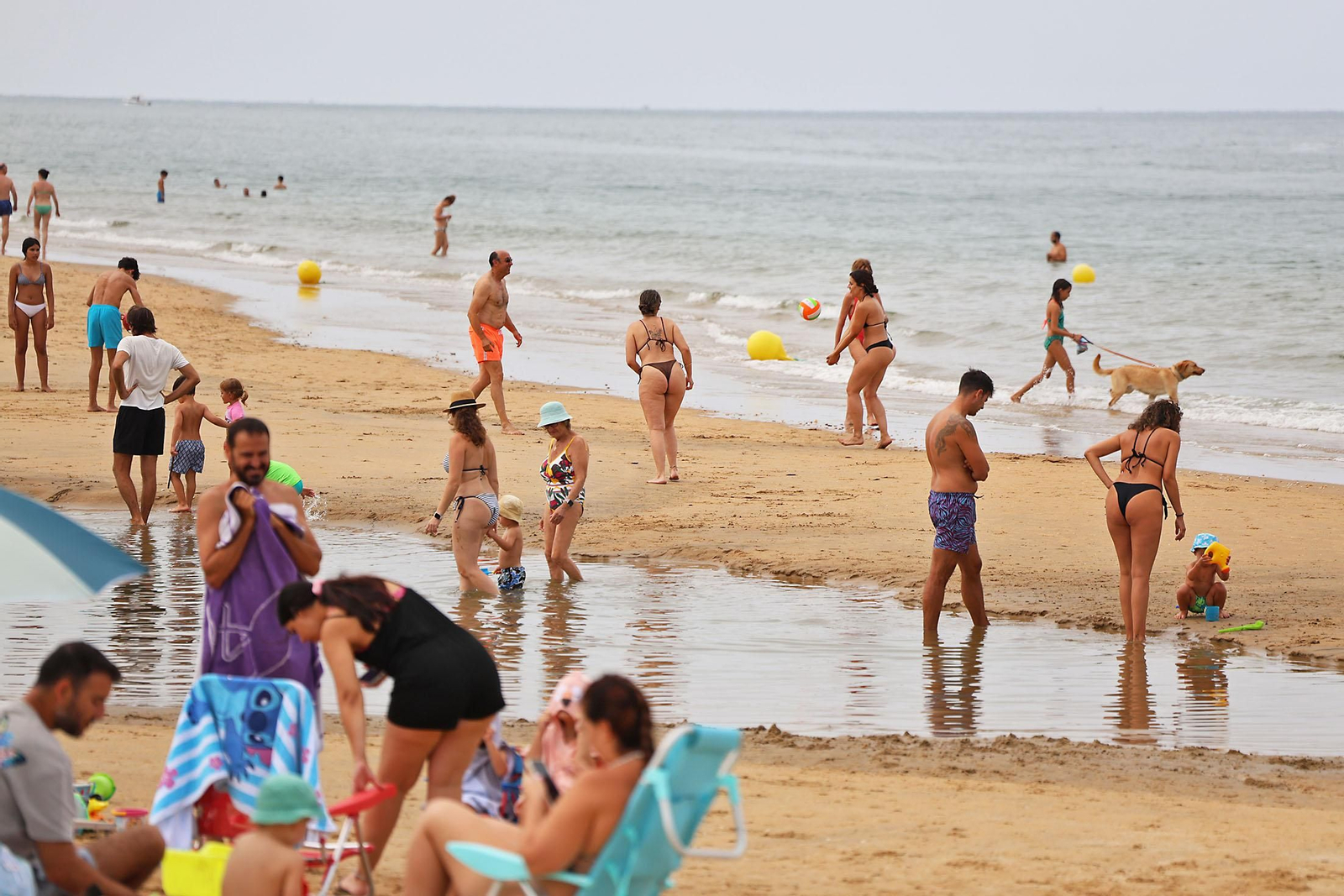 Imágenes del ambiente en las playas de Huelva en la mañana de domingo