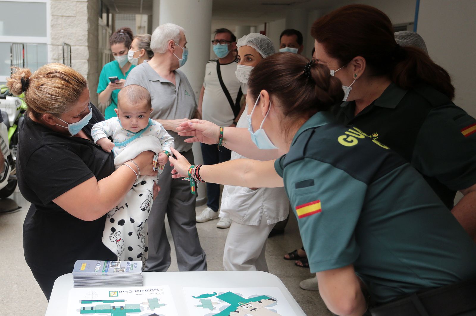 Imágenes de la exhibición de la Guardia Civil en el Hospital Juan Ramón Jiménez con motivo del 35 aniversario de la incorporación de la mujer