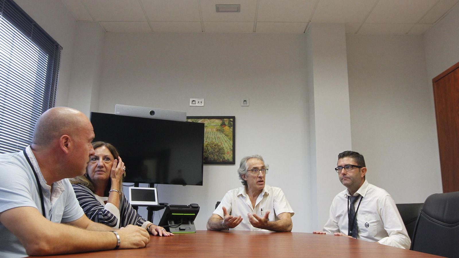 Sala de Juntas del CIS, en la que el director de El Acebuche, Miguel Ángel de la Cruz (segundo por la derecha) mantiene un encuentro con parte de la plantilla.
