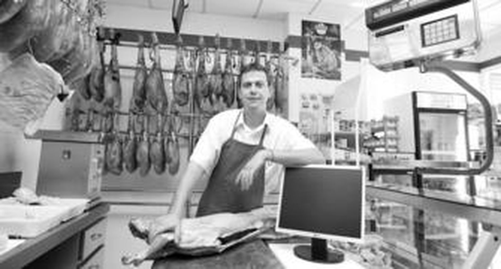 Paco recibe a El Almería con un cordero y junto a la pantalla del ordenador con el que recibirá las peticiones de los socios de su página web.