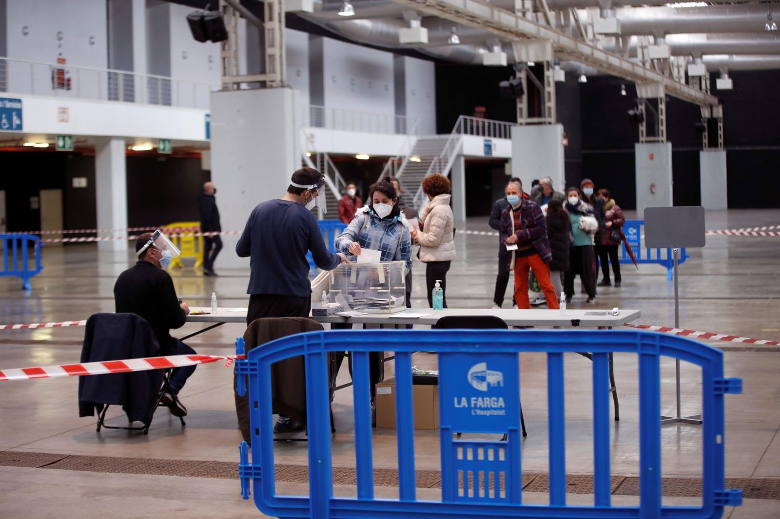 Imágenes de la jornada electoral en Cataluña