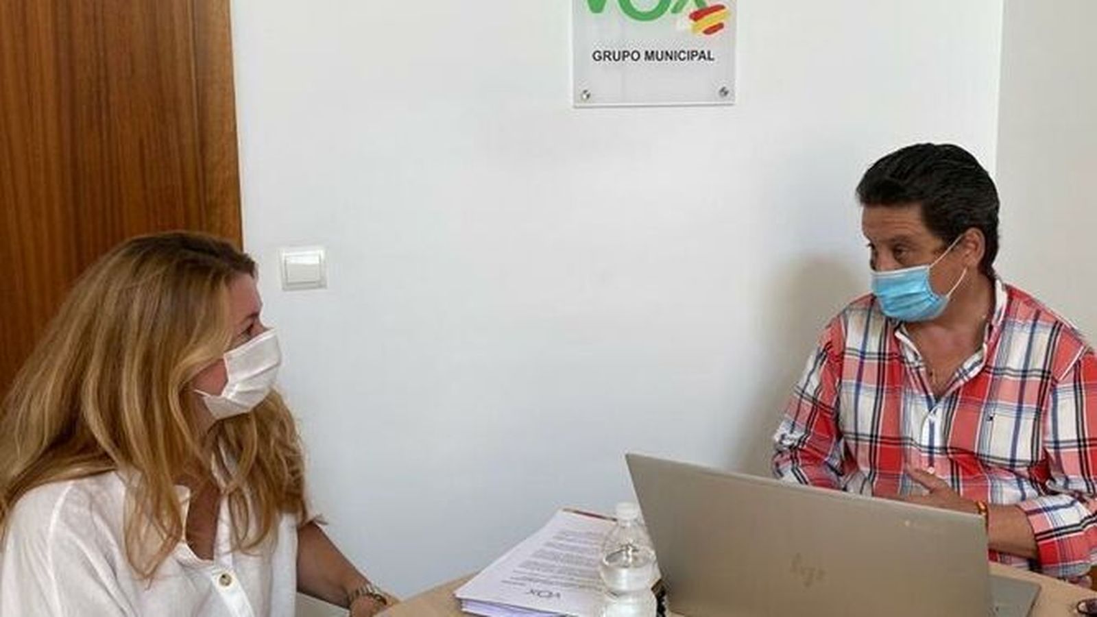 Leocadia Benavente y Juan Carlos Sanz, en el grupo municipal de Vox El Puerto.