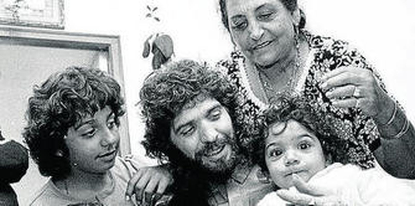 En la imagen, Camarón junto a sus hijos y su suegra.