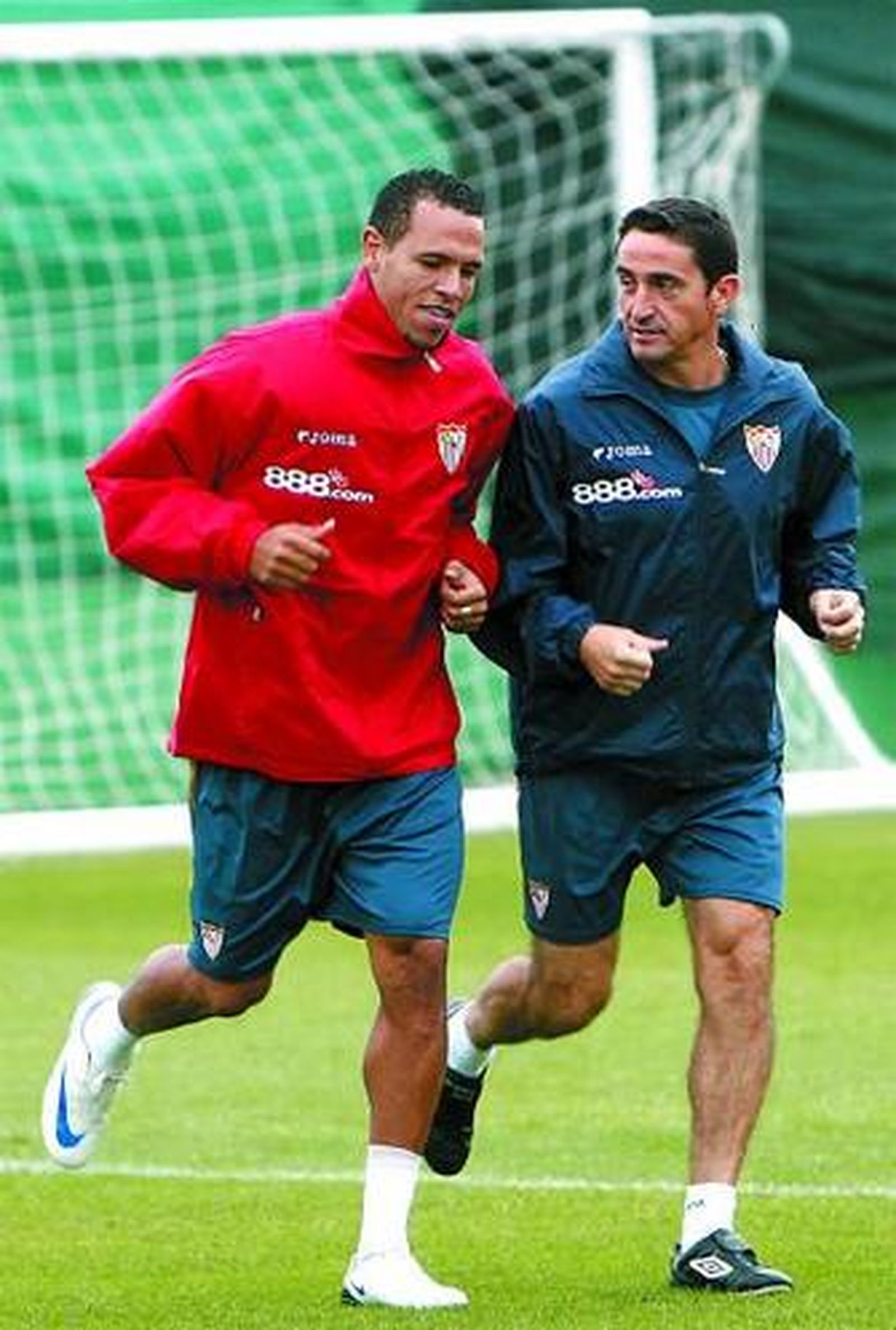 Jiménez (d) recupera a Luis Fabiano (i) para jugar ante los germanos.