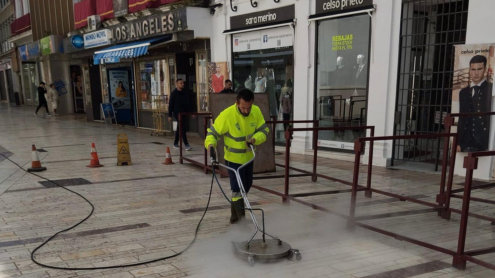 Un dispositivo especial de limpieza retira la cera de la Carrera Oficial y las calles donde hubo procesiones. Un dispositivo especial de limpieza retira la cera de la Carrera Oficial y las calles donde hubo procesiones.