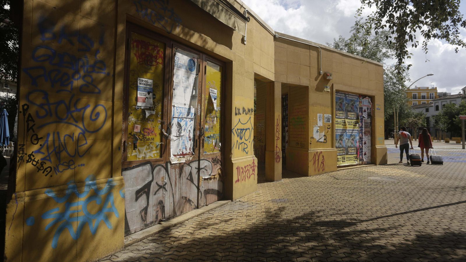 La Alameda de Hércules, toda en amarillo desde la última reurbanización.
