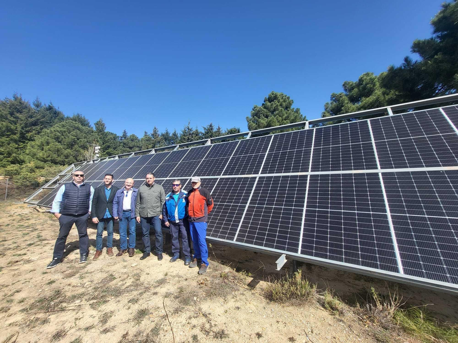 Paneles solares que permitirán el funcionamiento del sondeo de Senés. Paneles solares que permitirán el funcionamiento del sondeo de Senés.