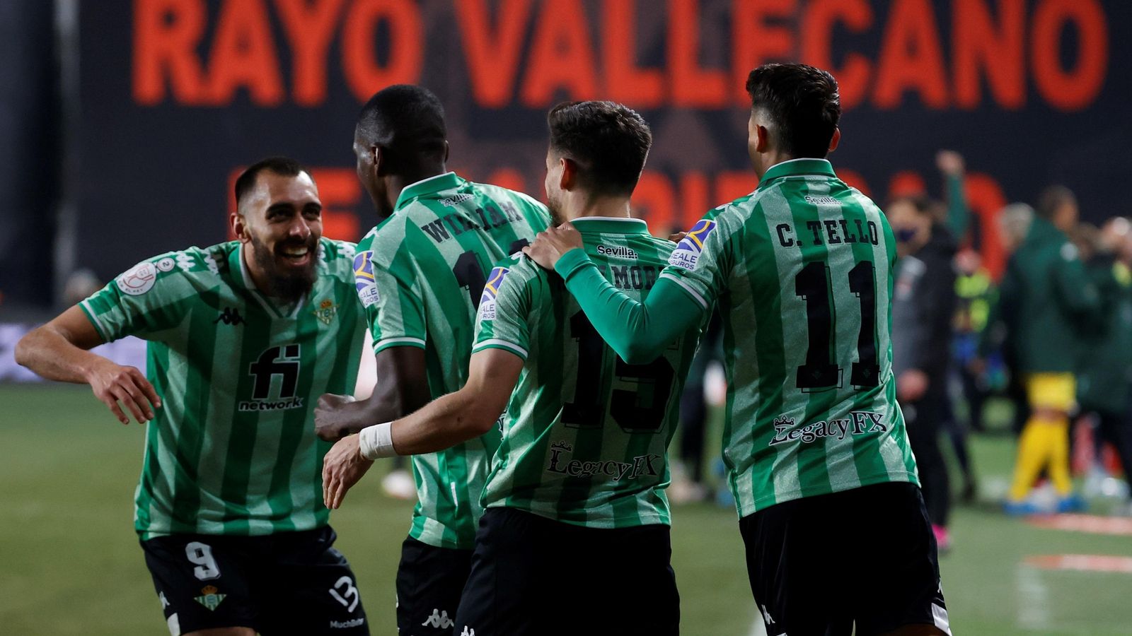 William Carvalho recibe las felicitaciones de sus compañeros.