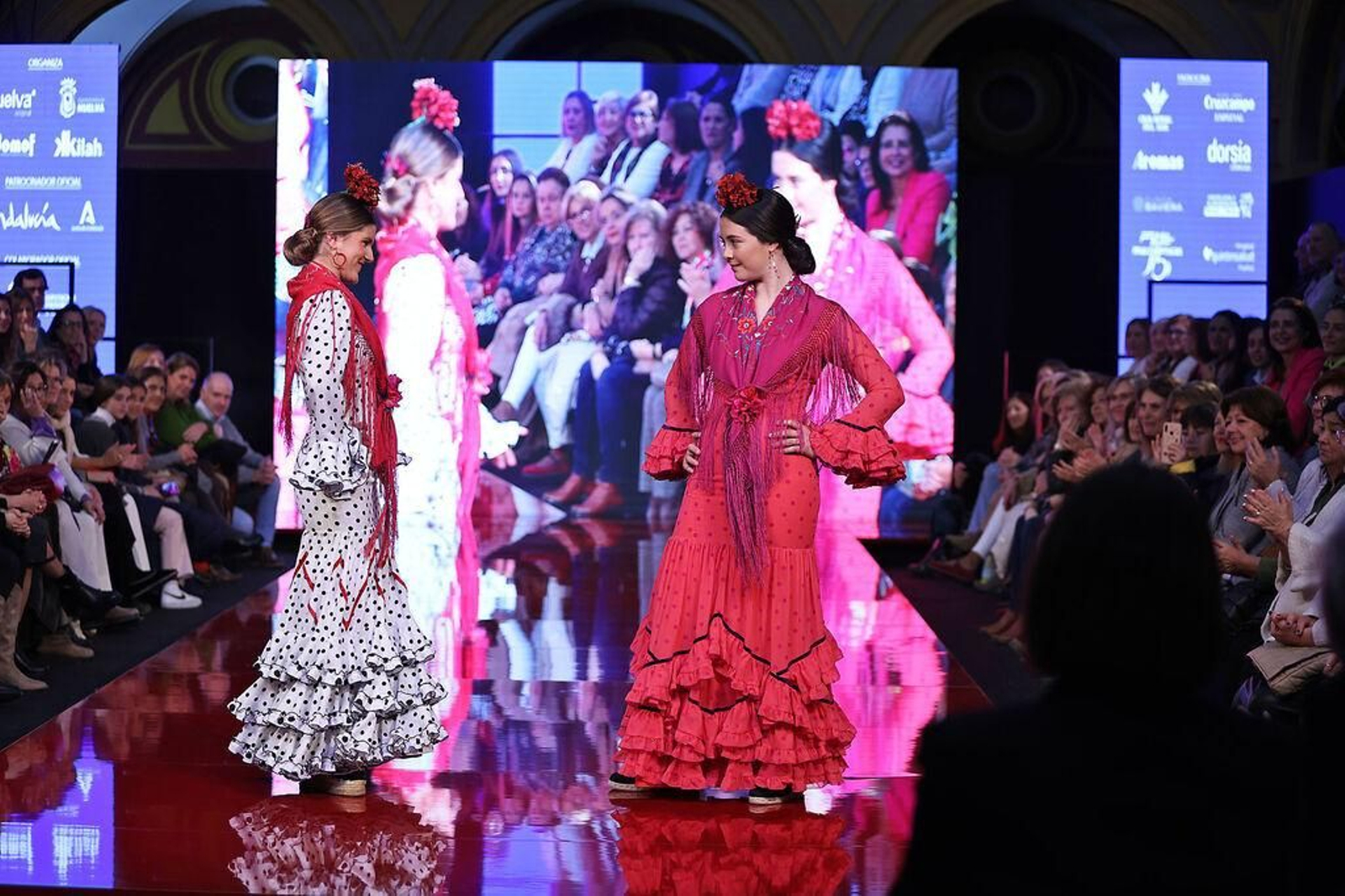 Lunares, comodidad y mantoncillos: Estas son las tendencias para los trajes de flamenca de romerías y ferias