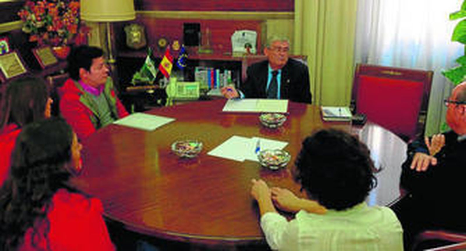 Un momento del encuentro celebrado entre el subdelegado del Gobierno y la comisión vecinal de Las Colinas de Aguadulce.