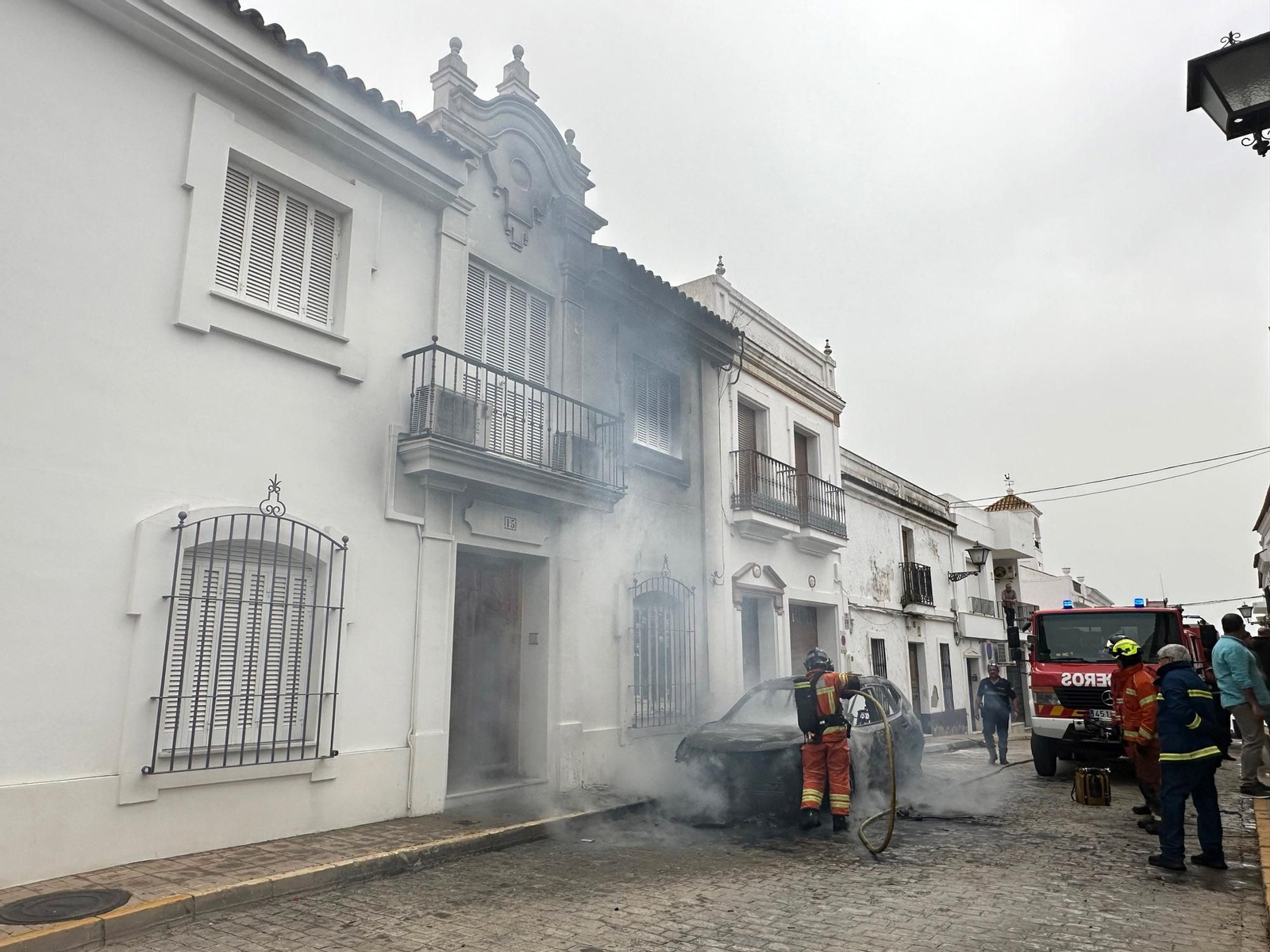 Alarma vecinal en Cartaya por el incendio de un coche: así han sofocado las llamas Policía Local, Guardia Civil y Bomberos