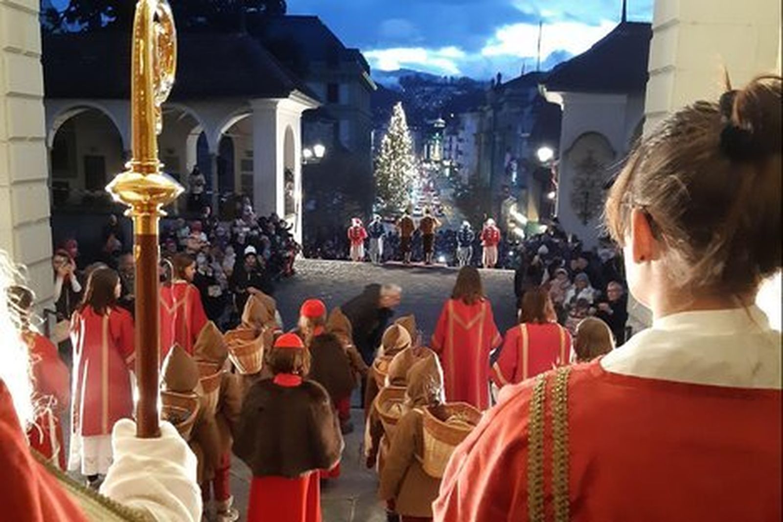 Séquito de personas participando en un acto religioso en Suiza