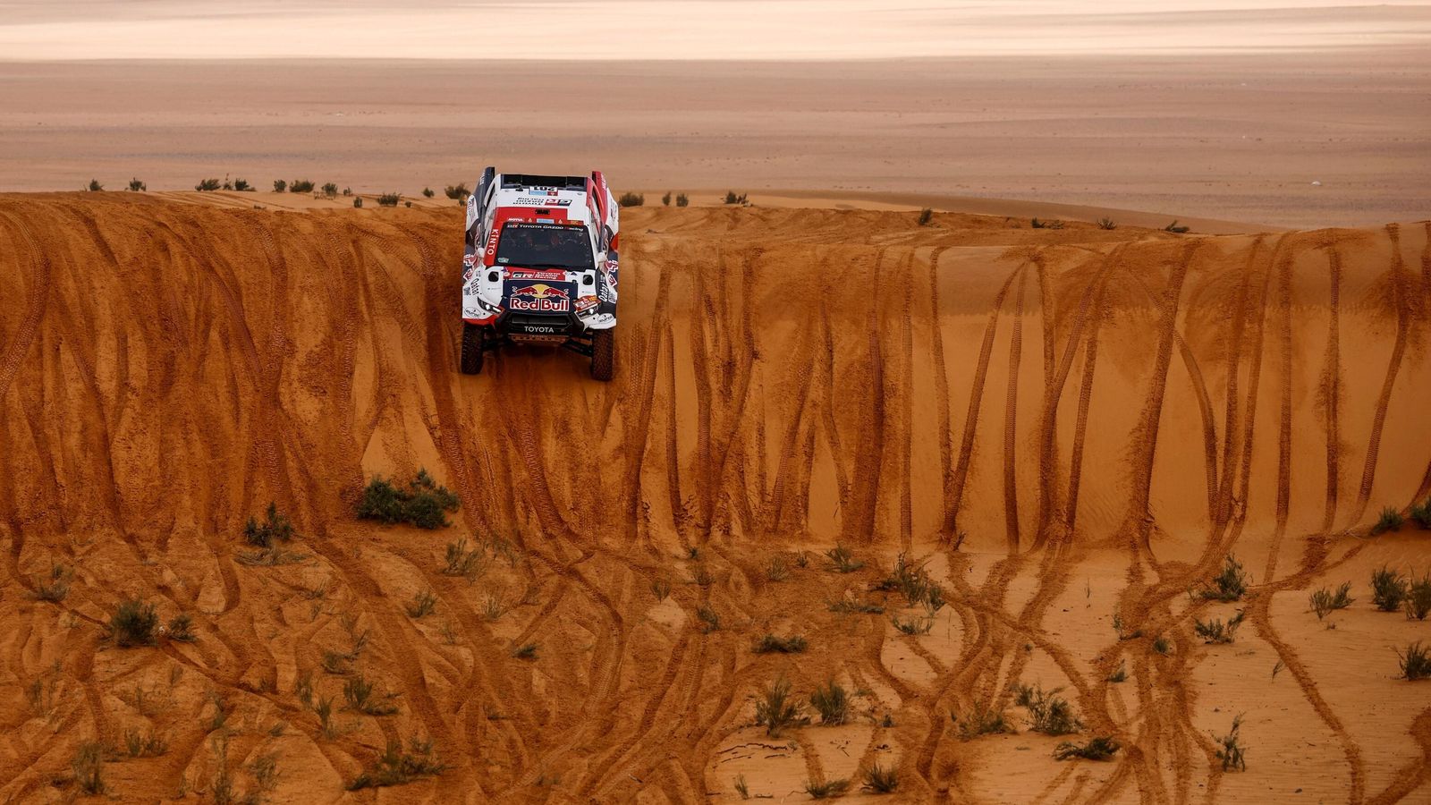 Nasser Al-Attiyah, con su CAT-Toyota, lidera la prueba.