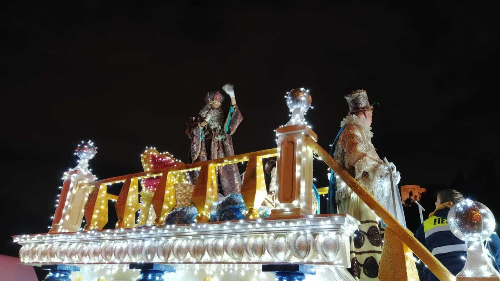 Melchor saluda desde su carroza.